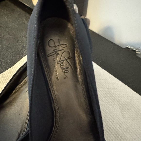 Women’s elegant low heel pump like new. Size 7. Lifestride. Navy - Picture 6 of 11